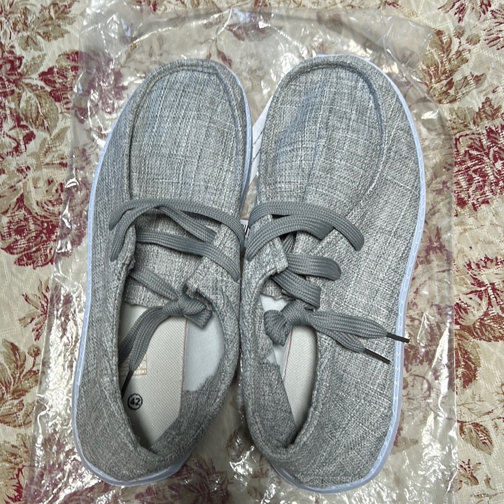 Gray & white women’s loafers/sneakers (NIB)